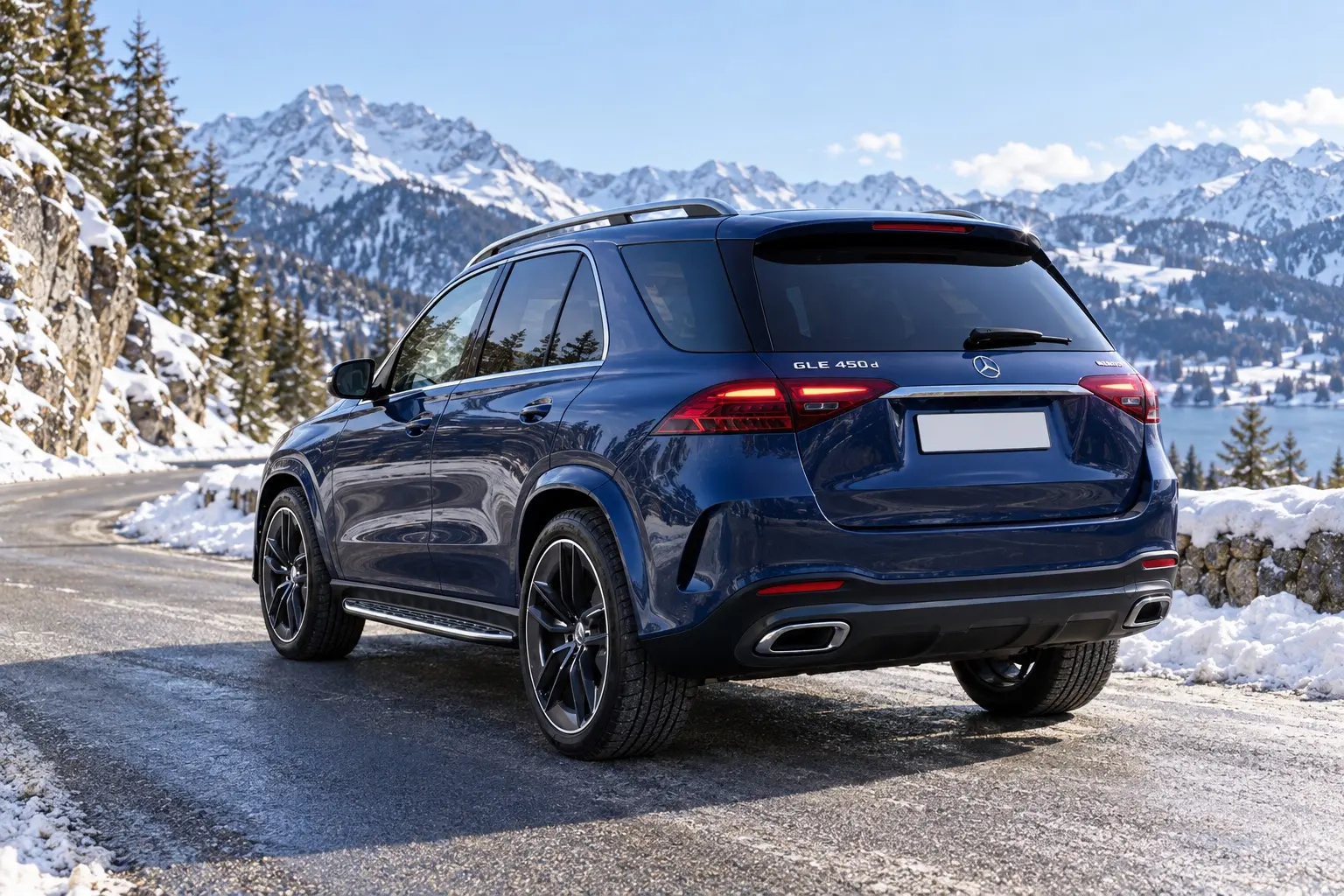 メルセデス・ベンツ GLE（V167型・後期）を斜め後ろから見た実車イラスト。ソーダライトブルーのボディ、横長のテールランプ、角のあるリアゲート