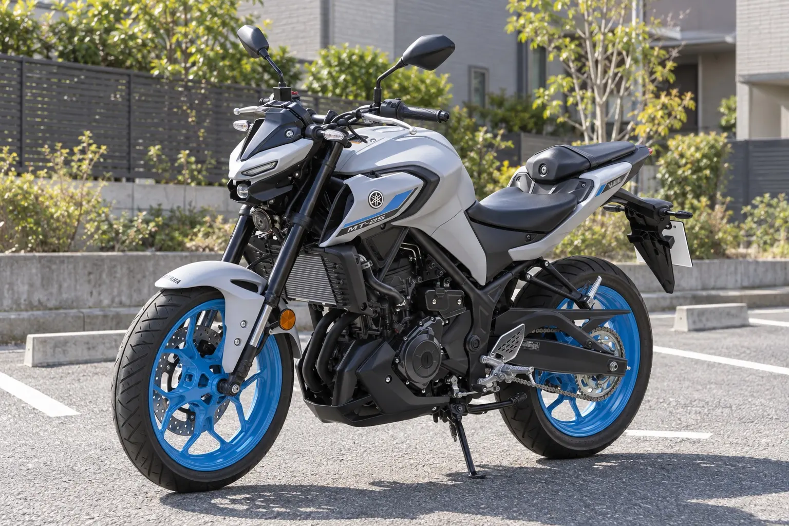 ヤマハ MT-25を斜め前から見たカット。つや消しのグレーの車体、水色のホイール、2眼の小さなヘッドライト、倒立フロントフォーク、直列2気筒エンジン