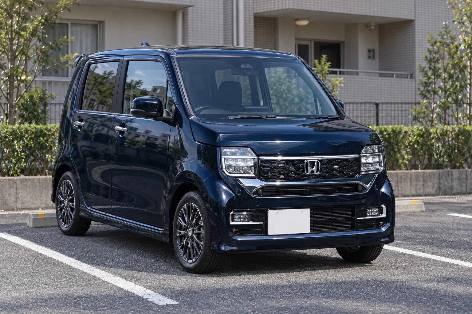 ホンダ N-WGN CUSTOMの斜め前からの外観。横長のヘッドライトとメッキのグリル、背の高い四角いボディが分かるカット。ボディカラーはミッドナイトブルービーム・メタリック