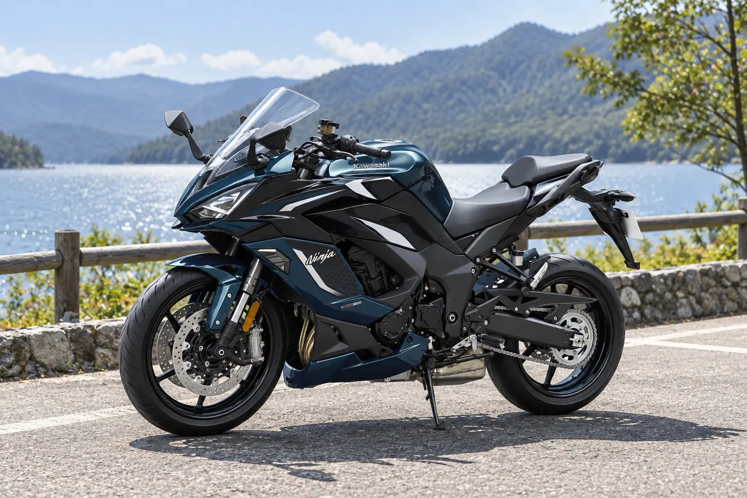 カワサキ Ninja 1100SX SEを斜め前から見たカット。濃い青と黒のフルカウル、2つ目の鋭いLEDヘッドライト、少し高めのスクリーン、セパレートハンドル