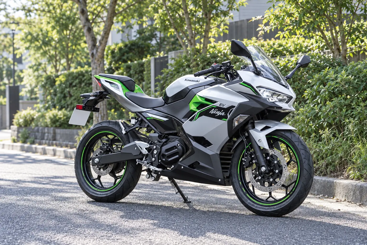 カワサキ Ninja e-1を斜め前から見たカット。シルバーとマットのライムグリーンのフルカウル、鋭いヘッドライト、前後17インチのホイール、マフラーの無いすっきりした車体の下まわり