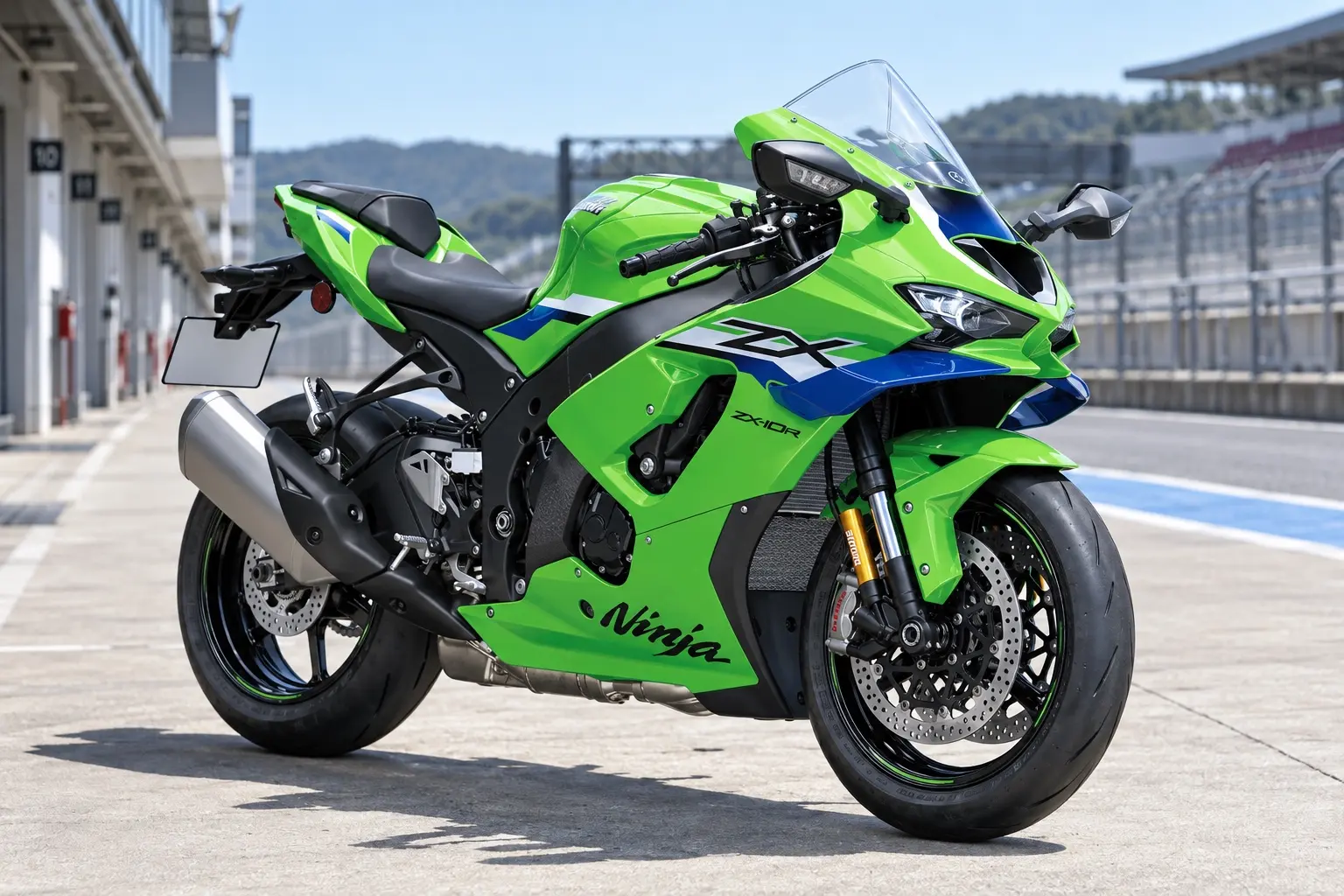 カワサキ Ninja ZX-10Rを斜め前から見たカット。ライムグリーンのフルカウル、カウルの横に張り出した大きなウイング、鋭いLEDヘッドライト、低いスクリーン、セパレートハンドル