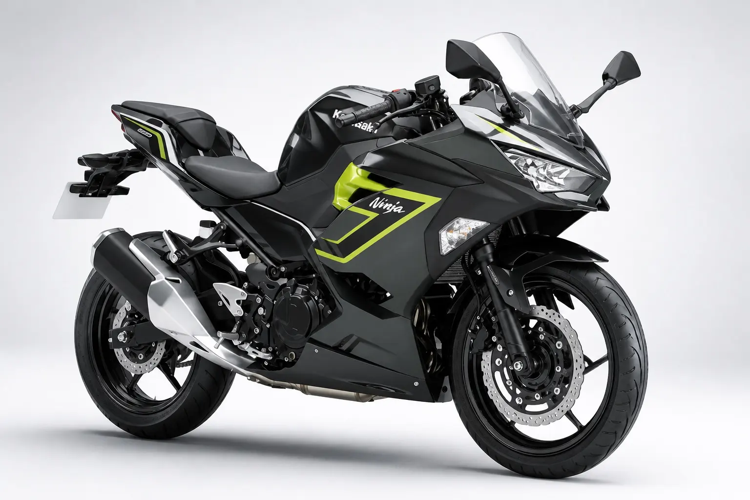 メタリックカーボングレーとイエローイッシュグリーンのカワサキ Ninja 250を斜め前から捉えた外観カット。フルカウルのスポーツバイクで、正立フロントフォークが分かる