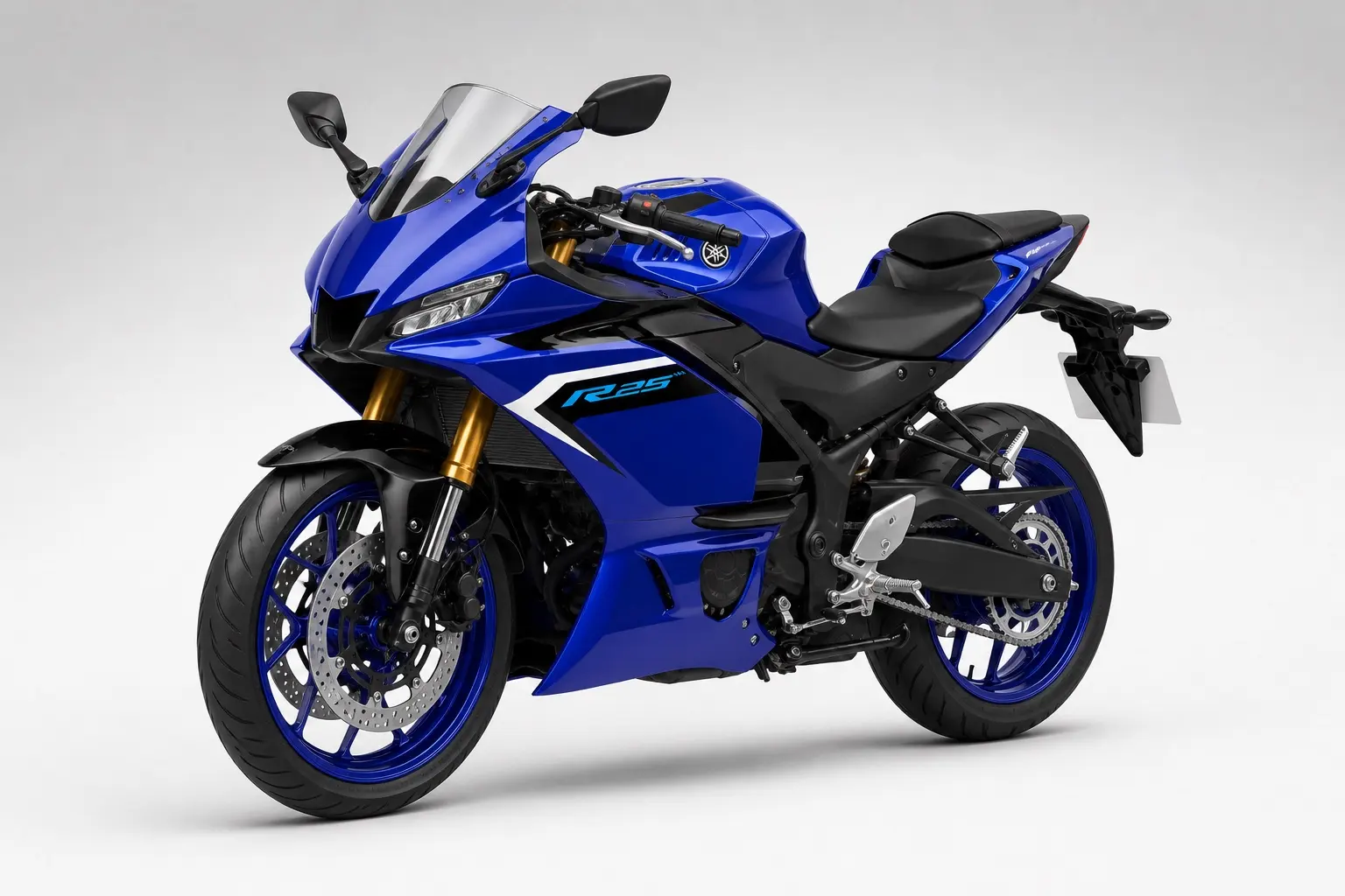 青いヤマハ YZF-R25を斜め前から捉えた外観カット。フルカウルのスポーツバイクで、倒立フロントフォークが分かる