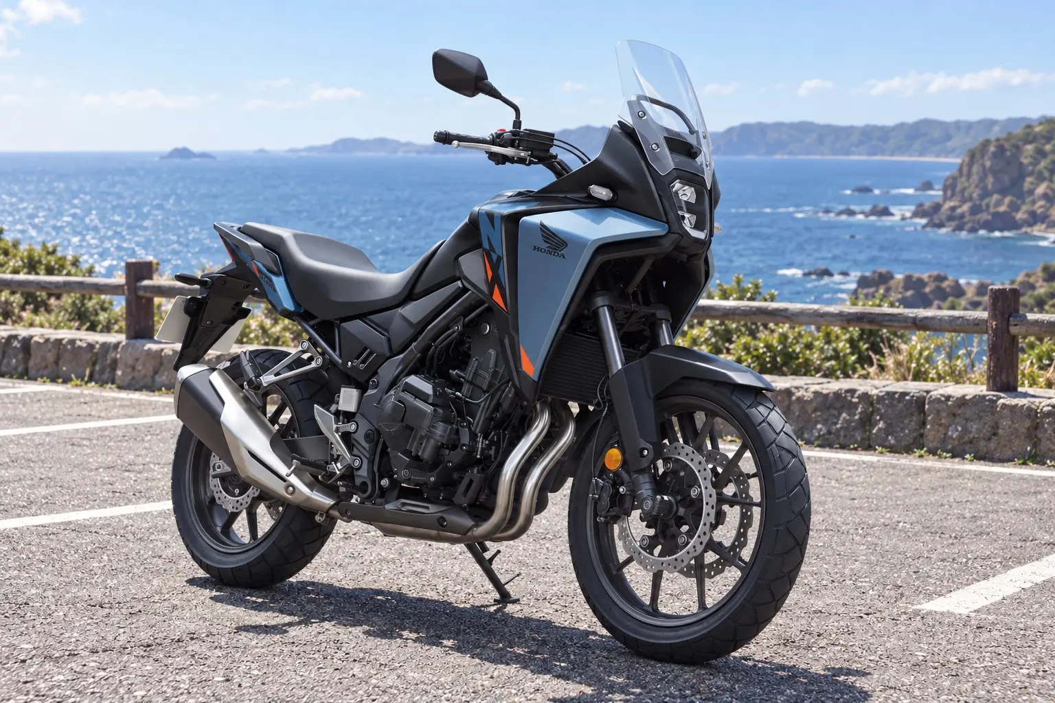 ホンダ NX400を斜め前から見たカット。つや消しの濃い色の車体、背の高いスクリーン、前19インチのホイール、2気筒エンジン
