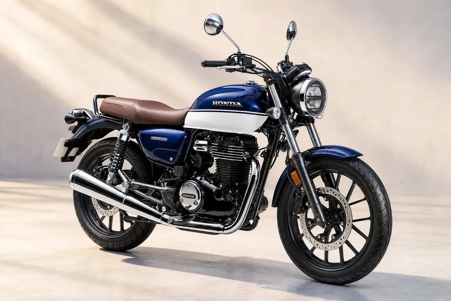 ホンダ GB350の実車。丸型ヘッドライトと空冷単気筒エンジン、19インチ前輪を備えたクラシックなロードスターを斜め前から見たカット