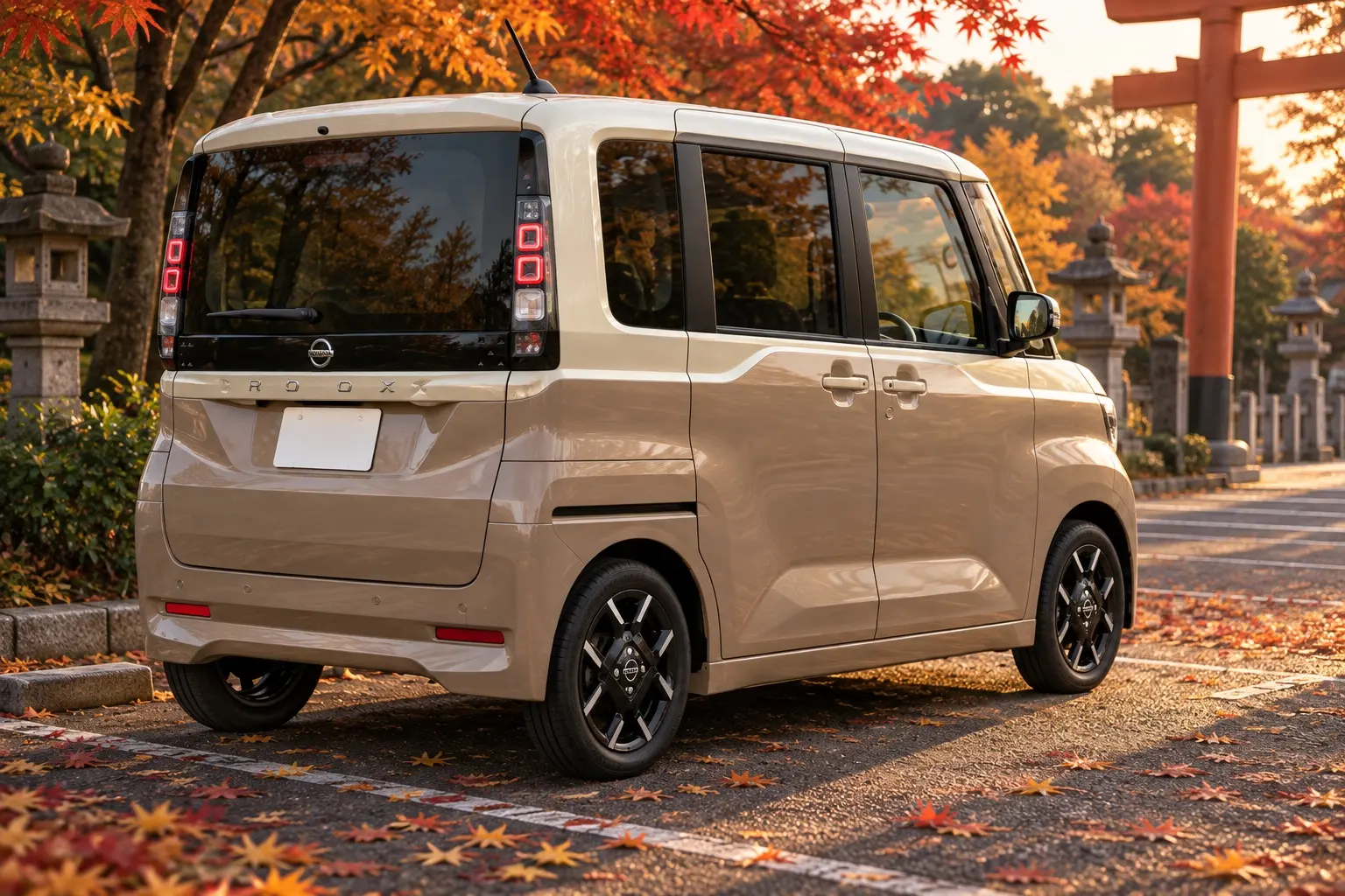 日産 ルークス ハイウェイスターを斜め後ろから見たカット。縦長のリアコンビネーションランプとバックドア。秋の夕方の参道脇の駐車場