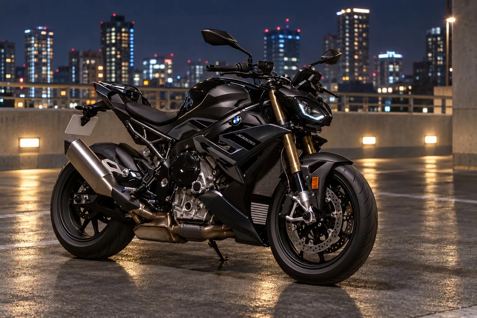 BMW S 1000 Rを斜め前から見たカット。黒い車体、つり上がった目のようなヘッドライト、短いテール、むき出しの4気筒エンジン、太いアルミのフレーム