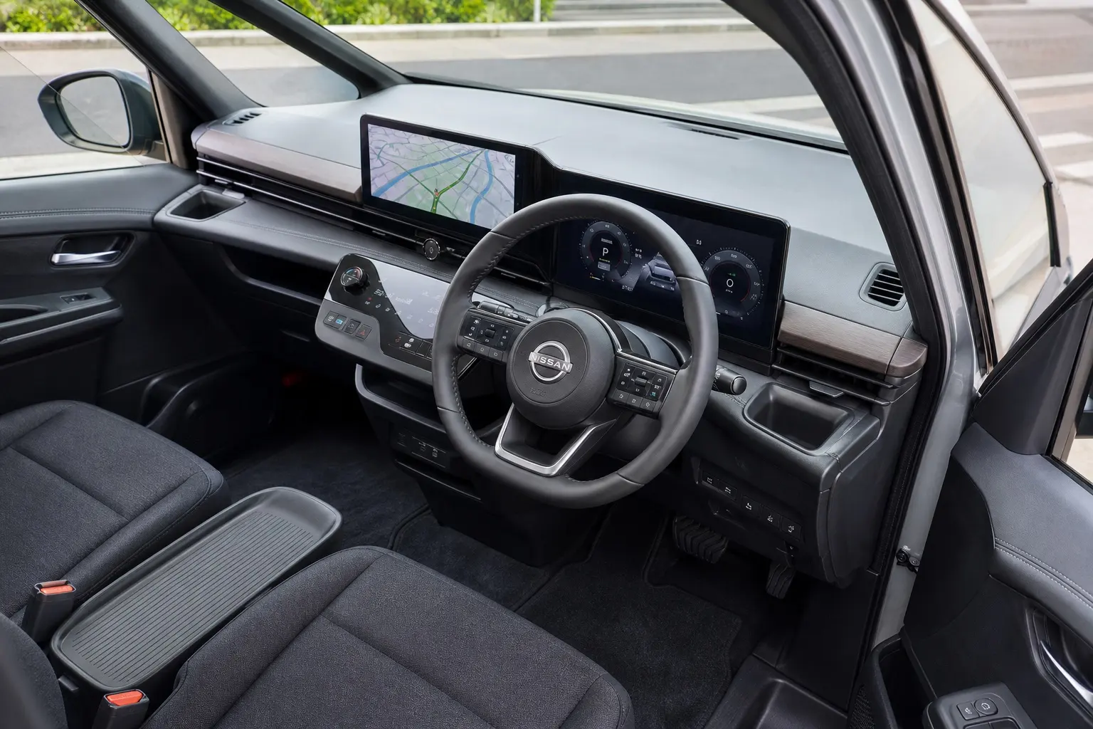 日産セレナ（C28型・2026年モデル）の運転席まわり。センターの横長ディスプレイとデジタルメーターが見える