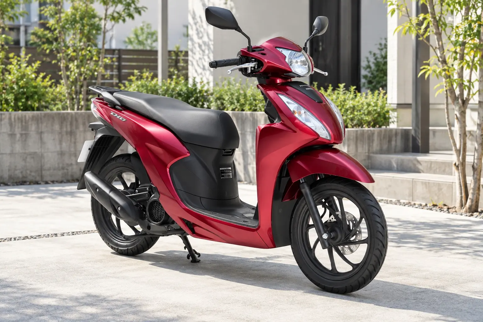 ホンダ Dio110 Liteを斜め前から見たカット。赤い車体、細身の前カバーにLEDヘッドライト、黒いシート、平らな足もと