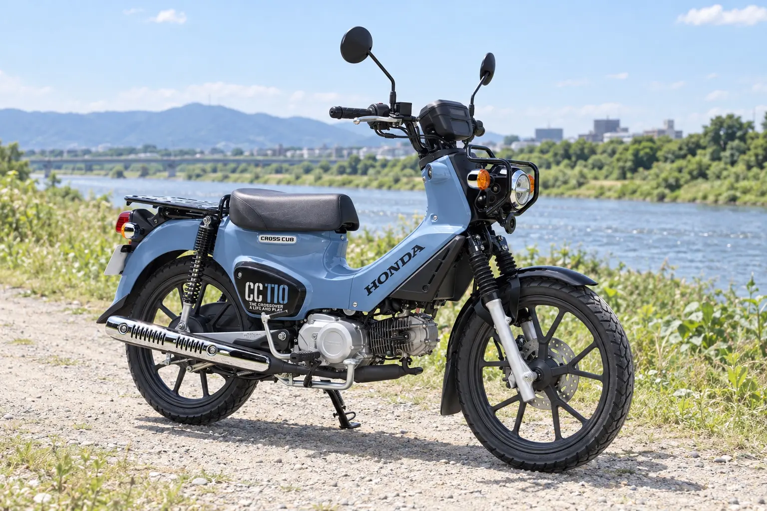 ホンダ クロスカブ110 Liteを斜め前から見たカット。水色の車体、丸いヘッドライトを囲む黒いガード、後ろの荷台