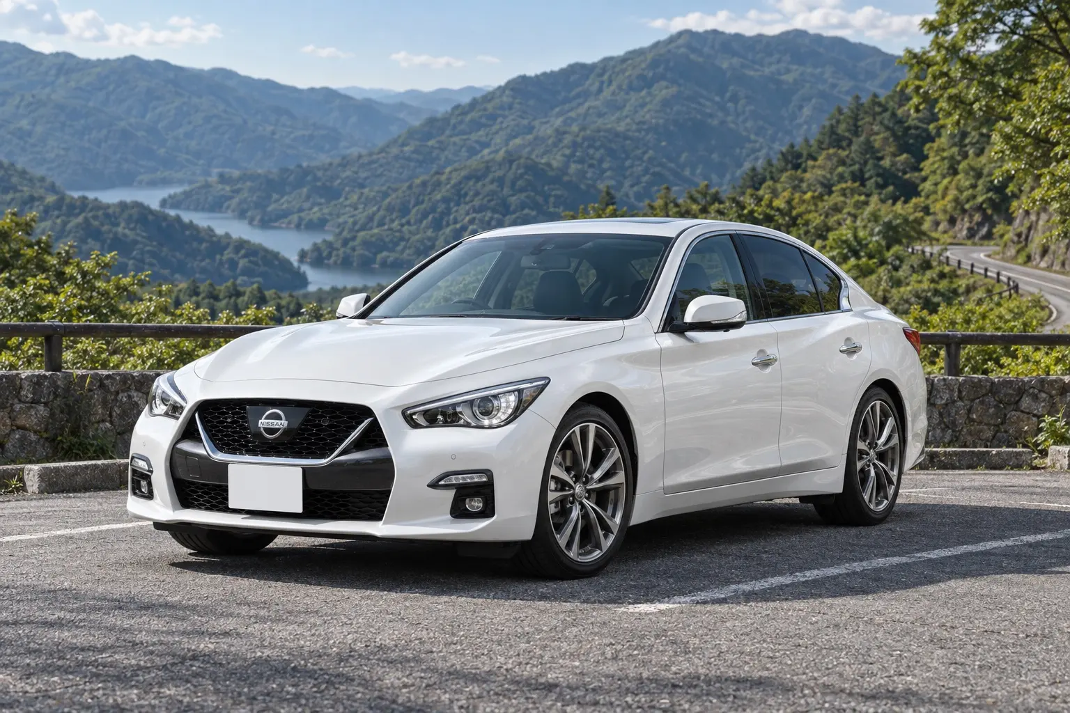 日産 スカイライン(2025年改良後)の斜め前からの外観。ボディカラーはブリリアントホワイトパール。山あいのワインディングの路肩の駐車スペース、昼の光