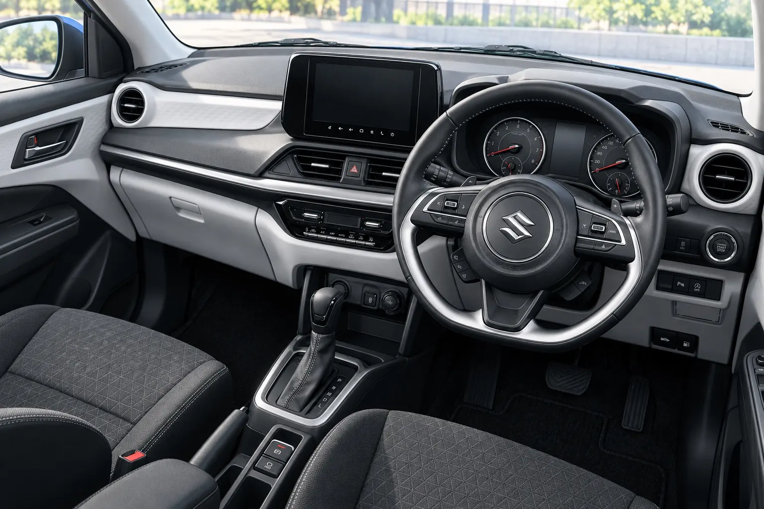 スズキ スイフト HYBRID MZの運転席まわり。右ハンドル、2眼メーター、センターのディスプレイオーディオ、その下の空調スイッチ、コンソールのシフトレバーが分かるカット