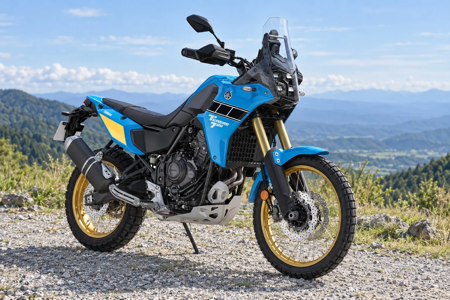 ヤマハ Ténéré700を斜め前から見たカット。水色の車体、高いスクリーンとヘッドライトまわり、金色のスポークホイール、エンジン下のアンダーガード
