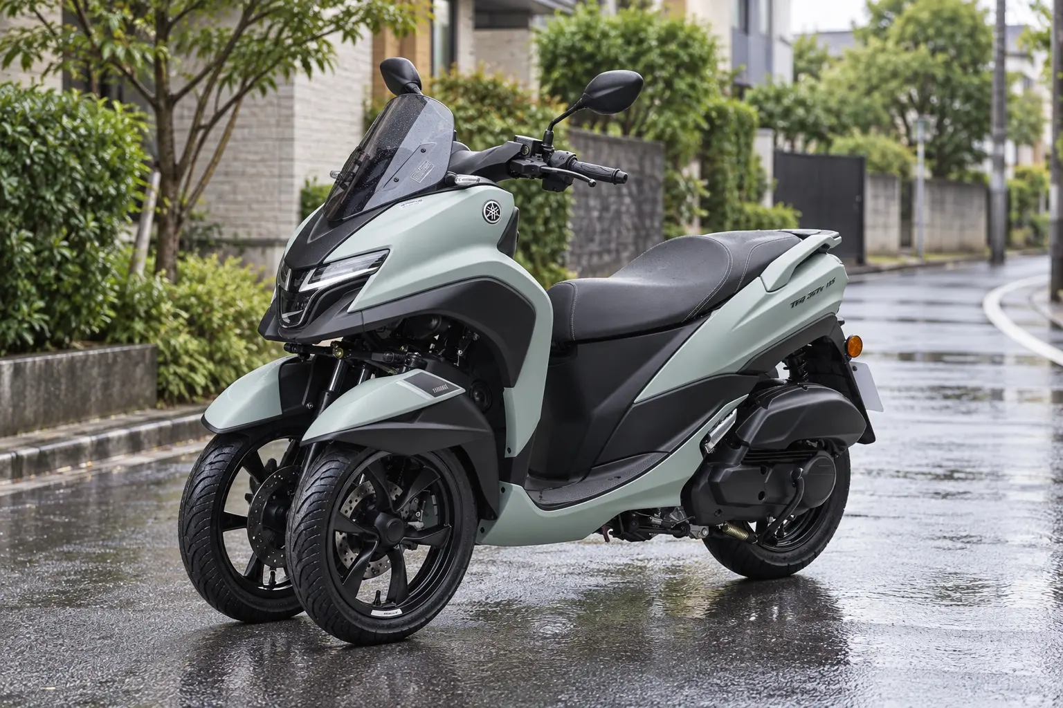 ヤマハ TRICITY155を斜め前から見たカット。前に2つの車輪、淡いグリーンの車体、スクリーン、細いヘッドライト
