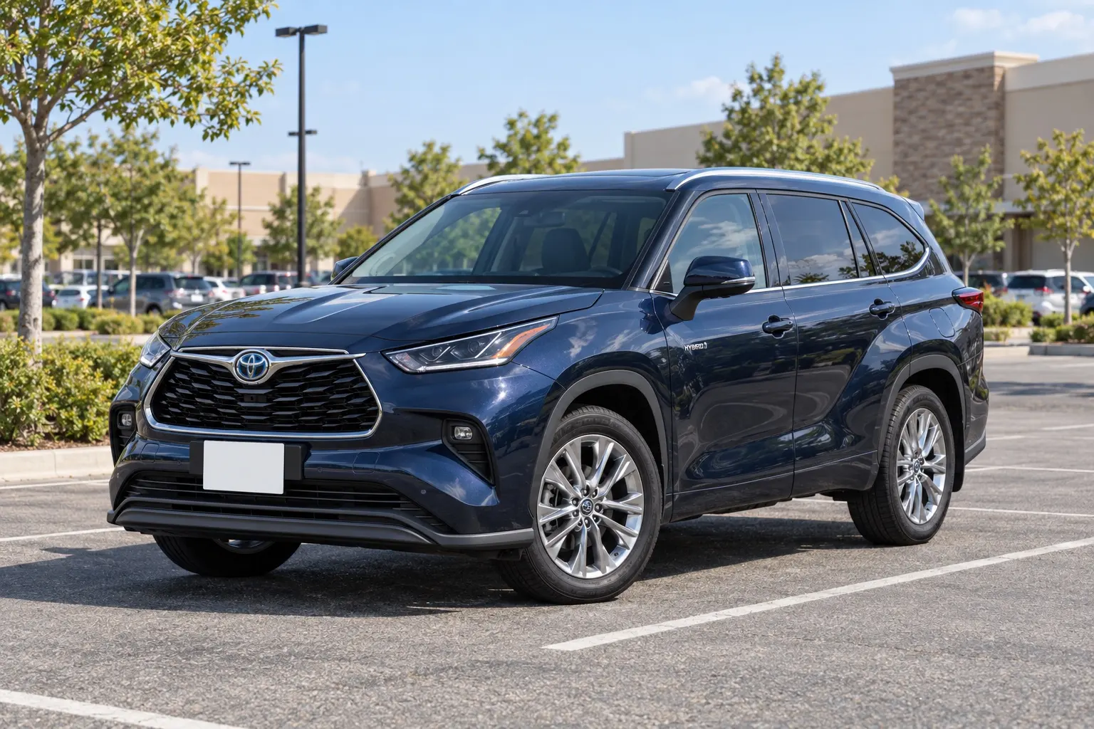 トヨタ ハイランダー Limited ZR Hybrid（2026年・日本発売モデル）の斜め前からの外観。ボディカラーはダークブルーマイカ。大きな開口のグリルと細いLEDヘッドランプ。郊外の大型ショッピングモールの屋外駐車場、晴れた午前の光