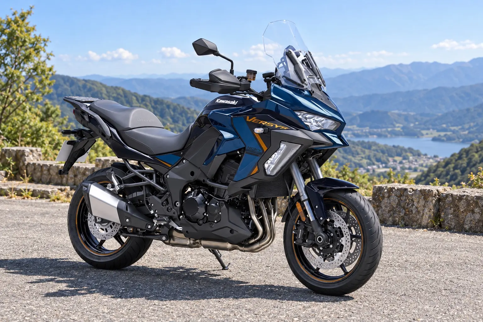 カワサキ VERSYS 1100 SEを斜め前から見たカット。濃い青と黒の車体、背の高いスクリーン、2つ目のLEDヘッドライト、ハンドガード、幅の広いハンドル、前後17インチのホイール