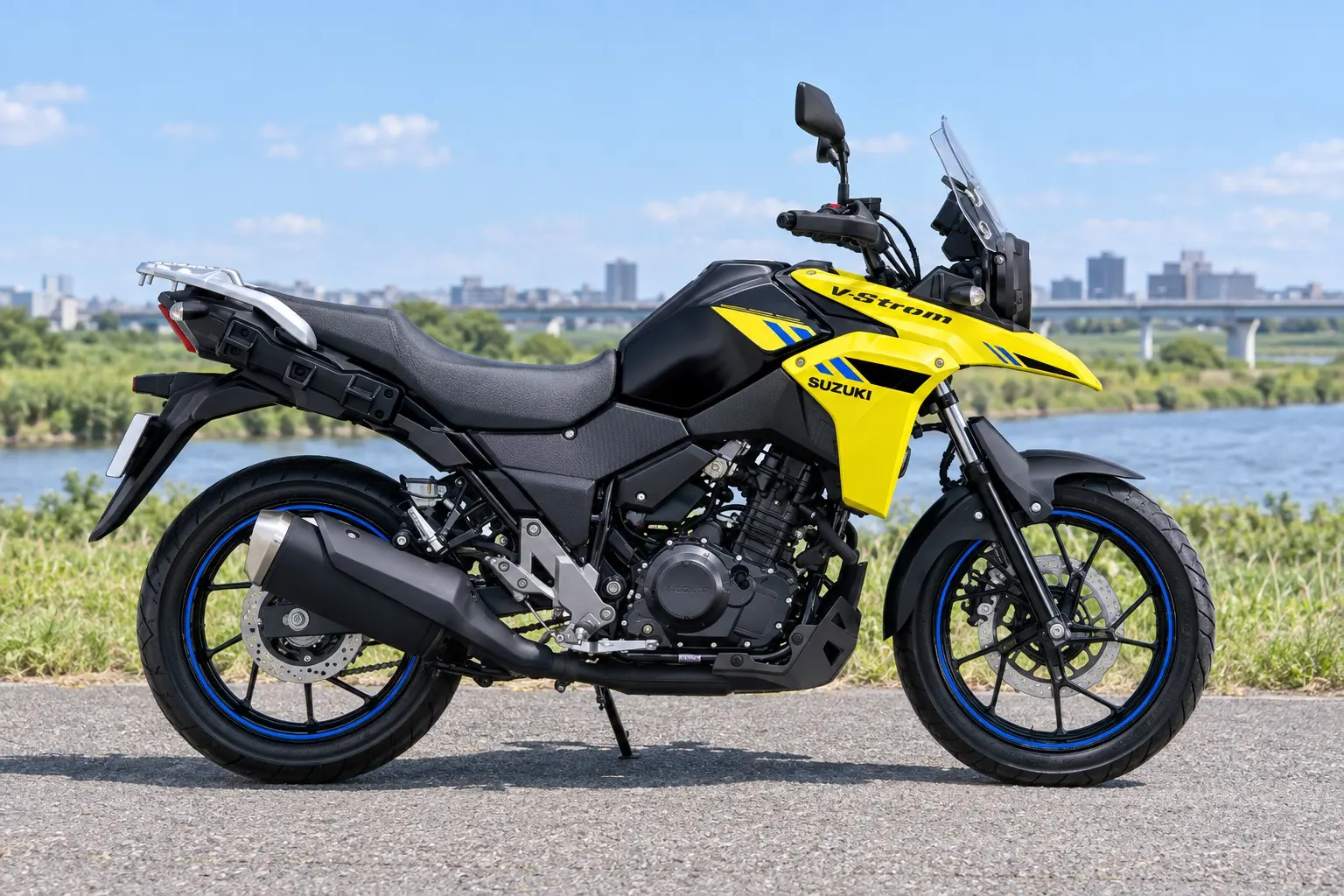 スズキ Vストローム250を真横に近い角度から見たカット。黒と黄色の車体、小ぶりなスクリーン、リヤキャリア、並列2気筒エンジン