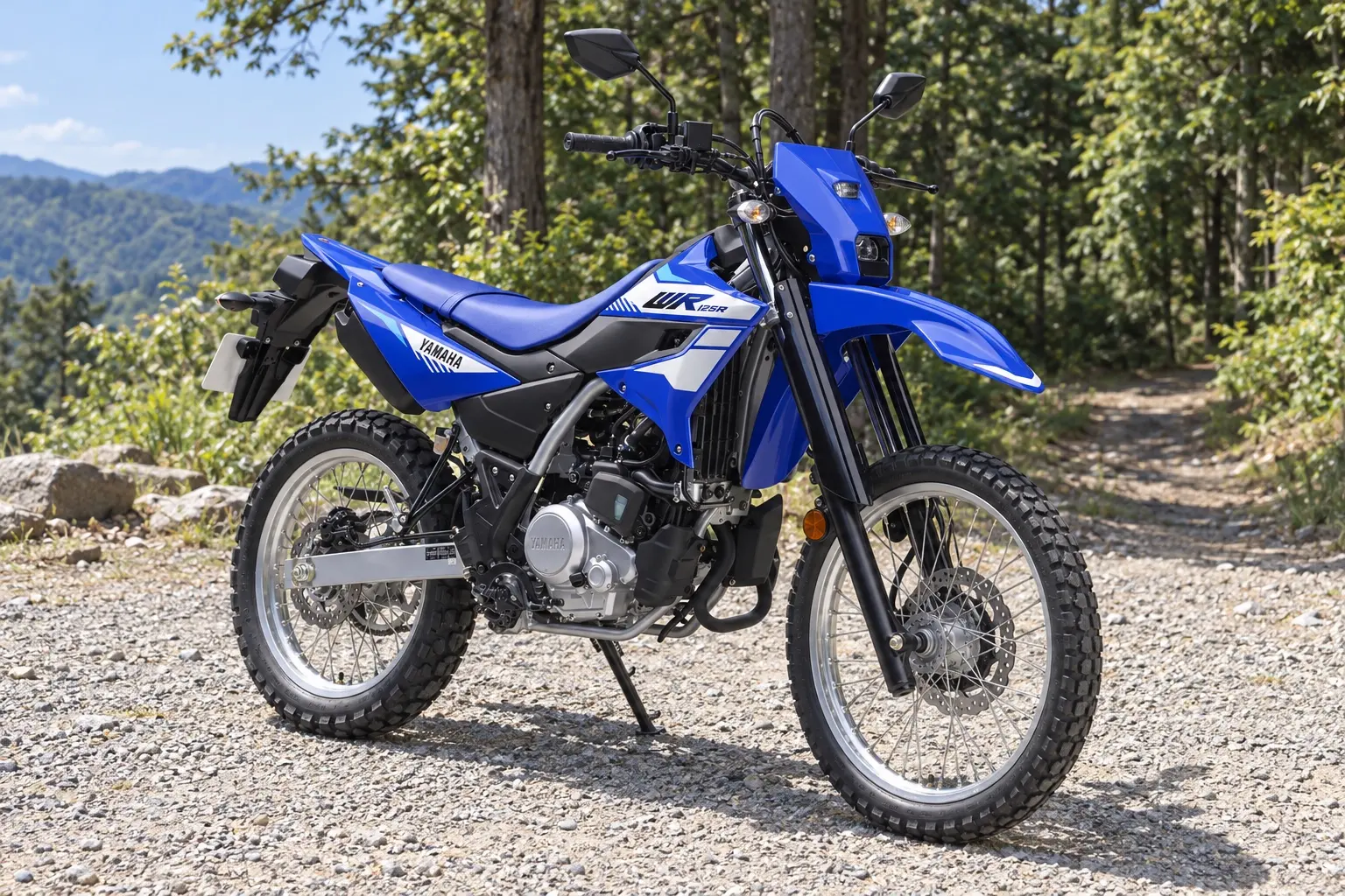 ヤマハ WR125Rを斜め前から見たカット。青い車体、細いフロントフェンダー、長いフロントフォーク、スポークホイール、ブロックタイヤ