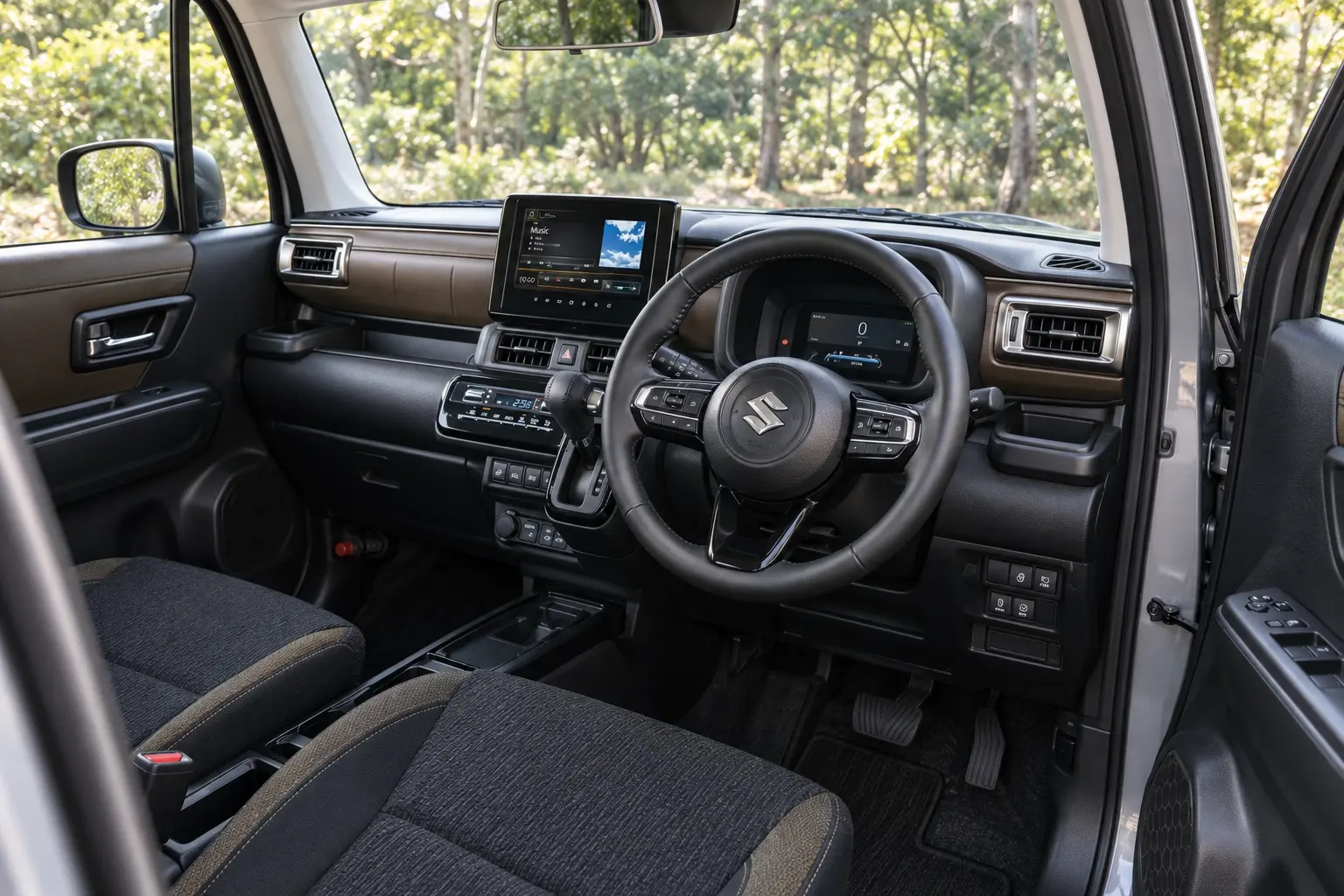 スズキ クロスビー HYBRID MZ(2025年改良後)の運転席側から見た室内。横長のインパネ、7インチのカラーメーター、本革巻のハンドル、ダークブラウンのインパネのカラーパネル。窓の外は木立、昼の自然光