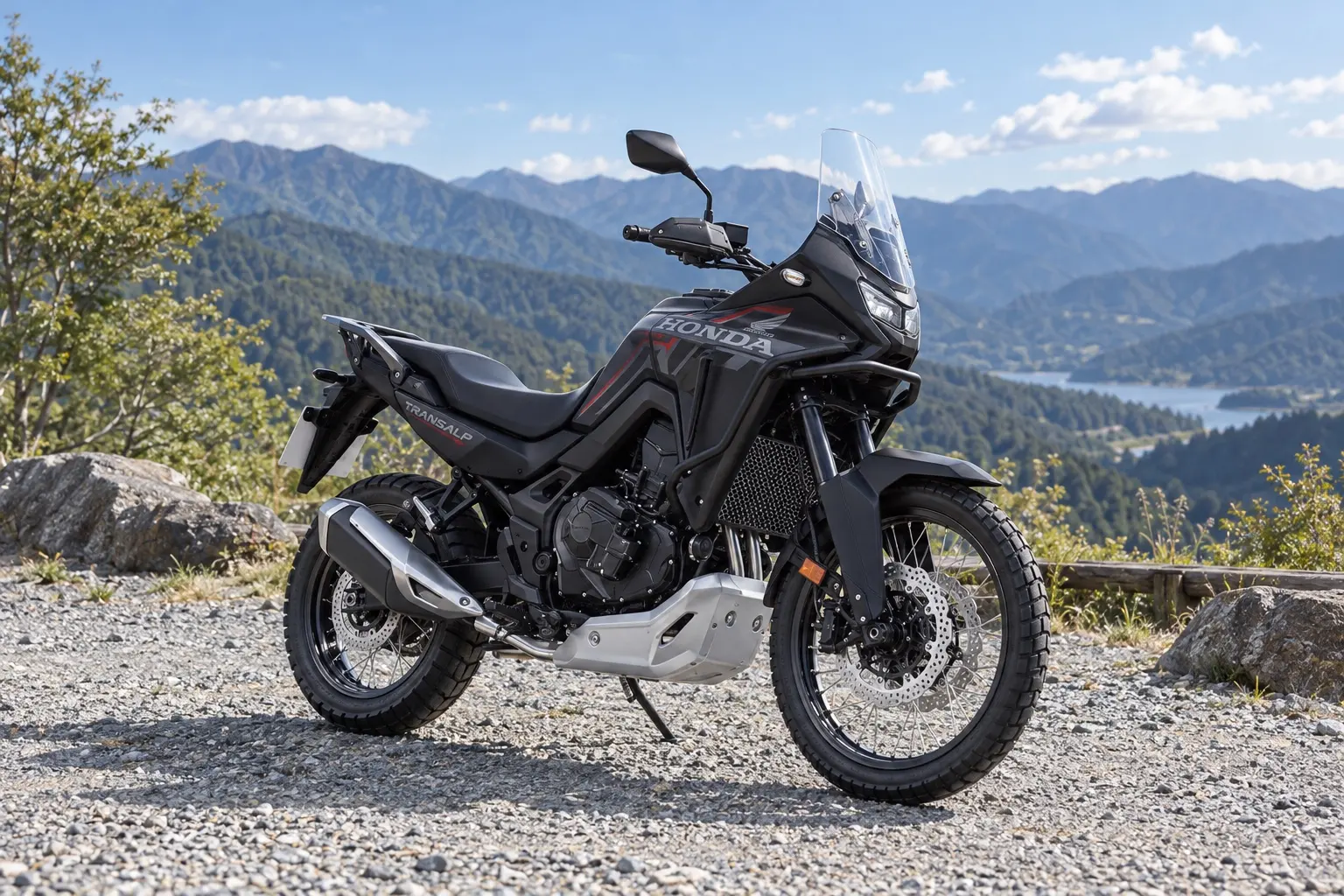 ホンダ XL750 TRANSALPを斜め前から見たカット。つや消しの黒い車体、2つ目のLEDヘッドライト、背の高いスクリーン、前21インチのスポークホイール、エンジン下のアルミのスキッドプレート