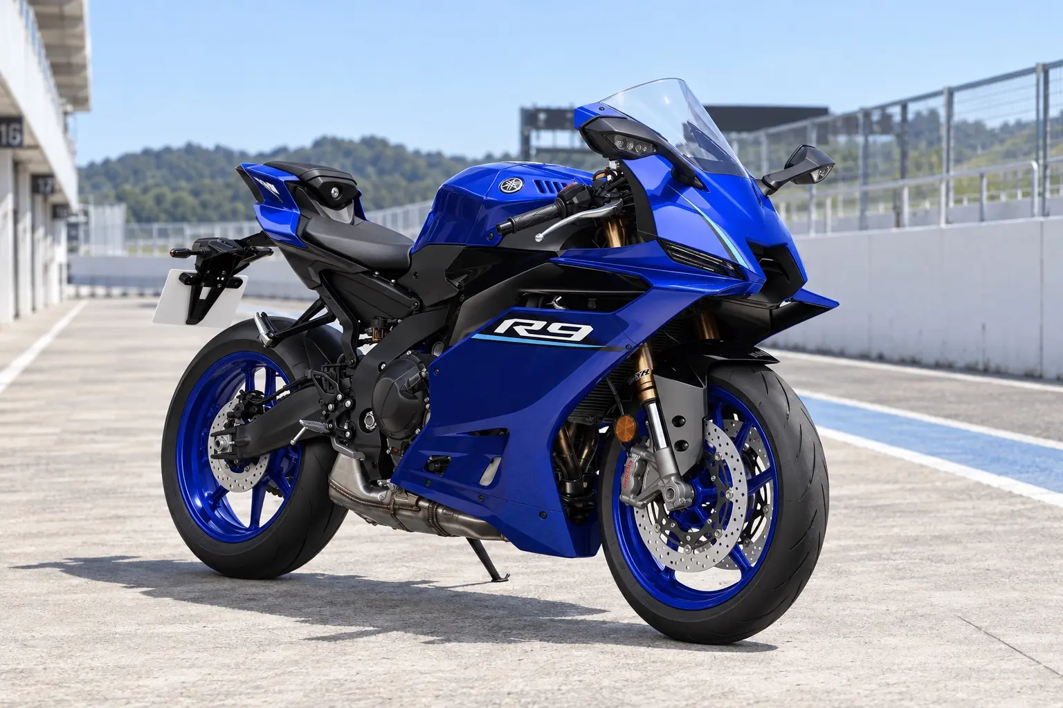 ヤマハ YZF-R9を斜め前から見たカット。青いフルカウル、細い目のようなライト、カウル横のウイングレット、セパレートハンドル、直列3気筒エンジン