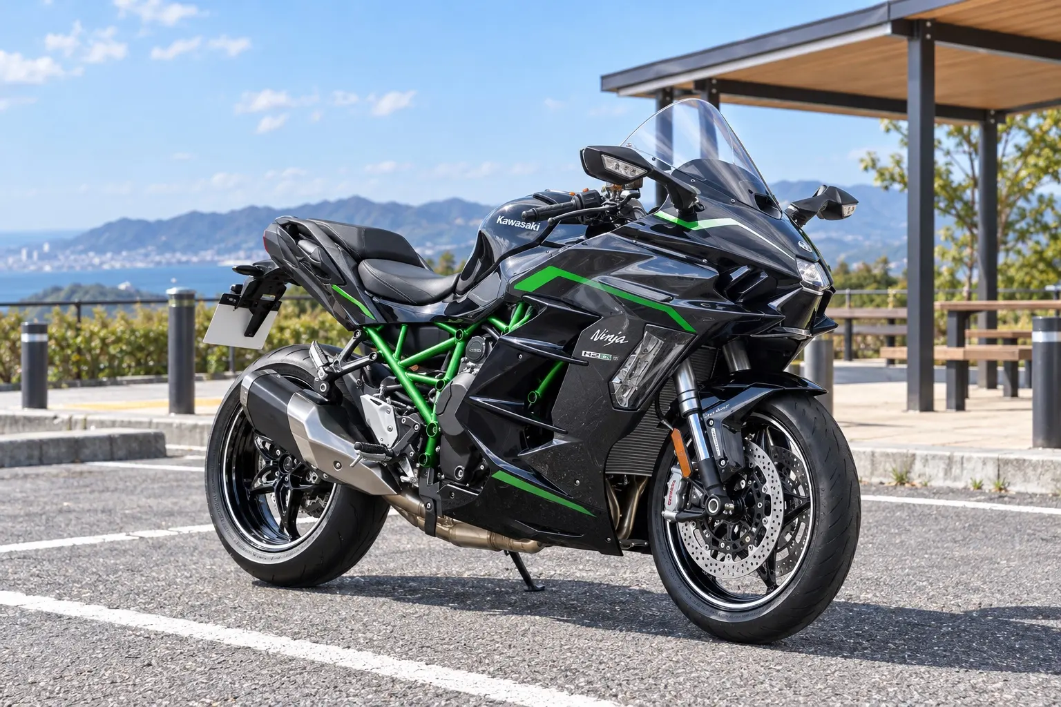カワサキ Ninja H2 SX SEを斜め前から見たカット。黒とグレーのフルカウル、緑のトレリスフレーム、背の高いスクリーン、鋭いLEDヘッドライト